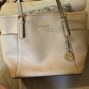 Michael kors shoulder bag in beige/cream